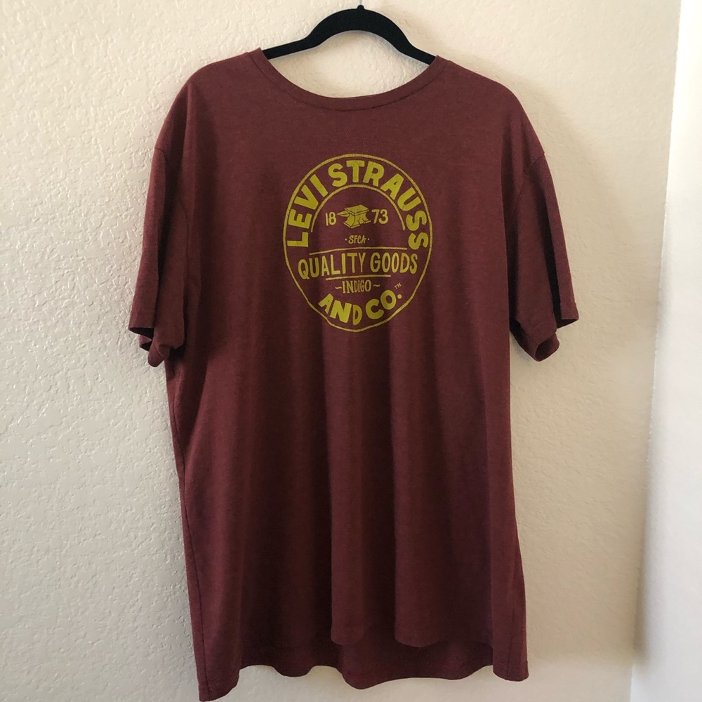 Levi’s maroon tee